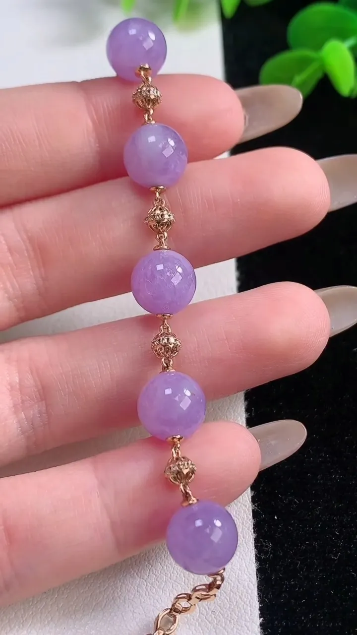 天然A货翡翠18K金紫罗兰圆珠手链，尺寸8.6，重量:8.65g11月19日
工厂直销收藏佳品,种好水足，色泽均匀，有种有色，上手高大气！