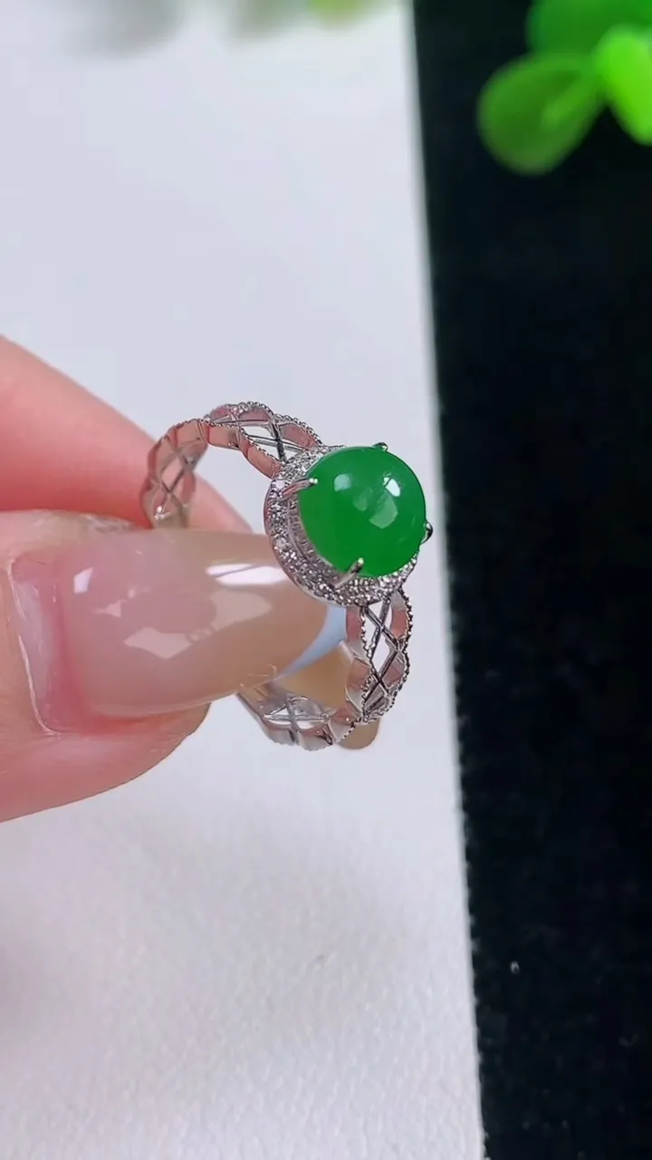天然A货翡翠蛋面戒指，尺寸18-6.8-5.2，重量:1.63g2025年11月19日
工厂直销收藏佳品,种好水足，色泽均匀，有种有色，上手高大气！
