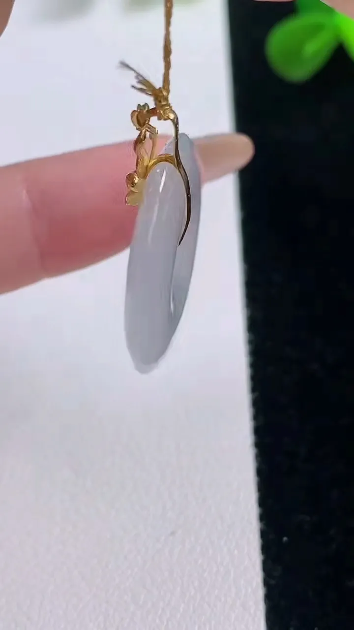 天然A货翡翠平安扣吊坠，尺寸23.7-3.8，重量:4.94g
11月19日