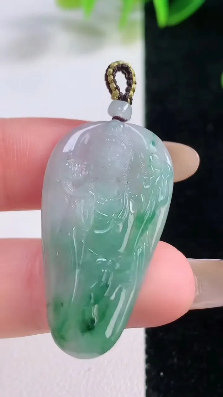 天然A货翡翠虚空藏菩萨吊坠，尺寸36-19.5-3.8，重量:5.00g
11月19日