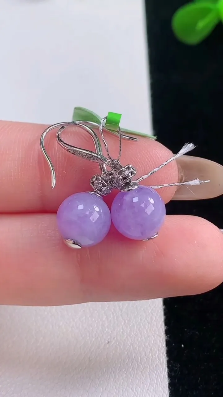 天然A货翡翠18K金紫罗兰圆珠耳坠，尺寸8.6，重量:3.98g11月19日
工厂直销收藏佳品,种好水足，色泽均匀，有种有色，上手高大气！