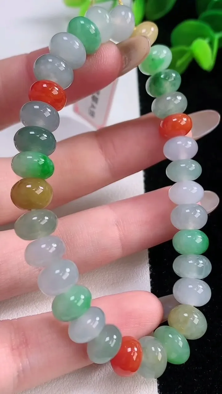 天然A货翡翠三彩算盘珠手串，尺寸5.4-5.3-32颗，重量:26.43g11月19日
工厂直销收藏佳品,种好水足，色泽均匀，有种有色，上手高大气！