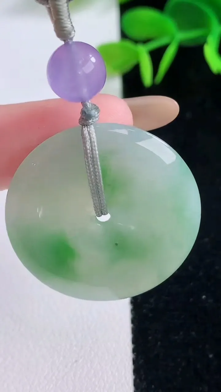 天然A货翡翠平安扣吊坠，尺寸29.8-4.5，重:7.97g
11月19日