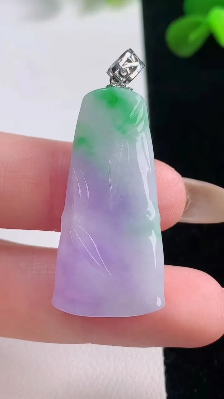 天然A货翡翠18K金春带彩紫罗兰节节高升 竹节吊坠，尺寸36-17-4.7，重量:6.90g
11月19日