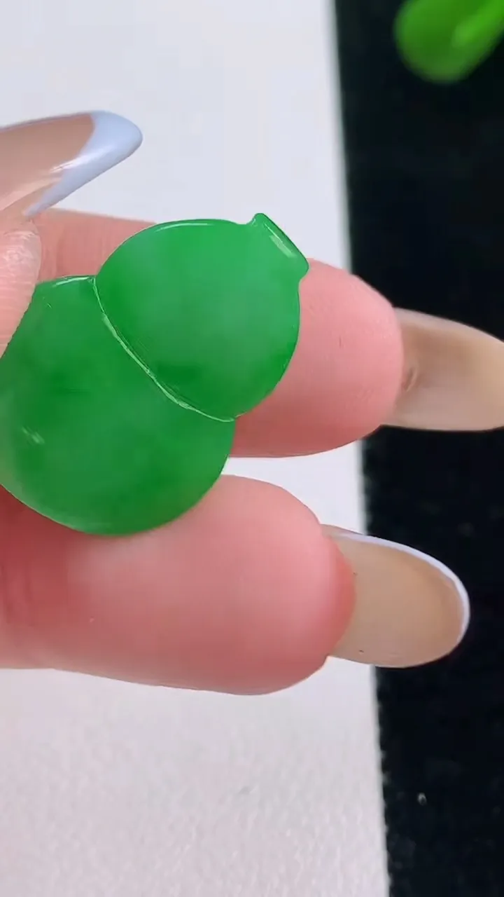 天然A货翡翠葫芦镶嵌件，尺寸22.8-17-5.7，重量:3.95g
11月19日