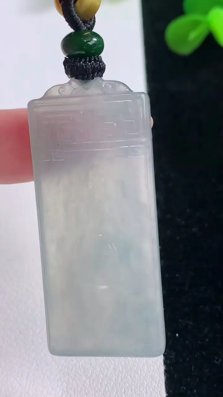 天然A货翡翠仿古无事牌吊坠，尺寸46.2-20-5，重量:18.55g
11月19日