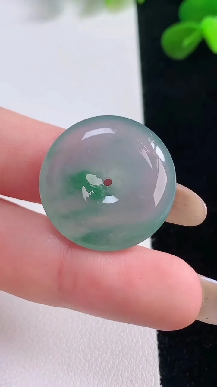 天然A货翡翠种飘花平安扣吊坠，尺寸24.2-5.9，重量:7.05g
11月19日