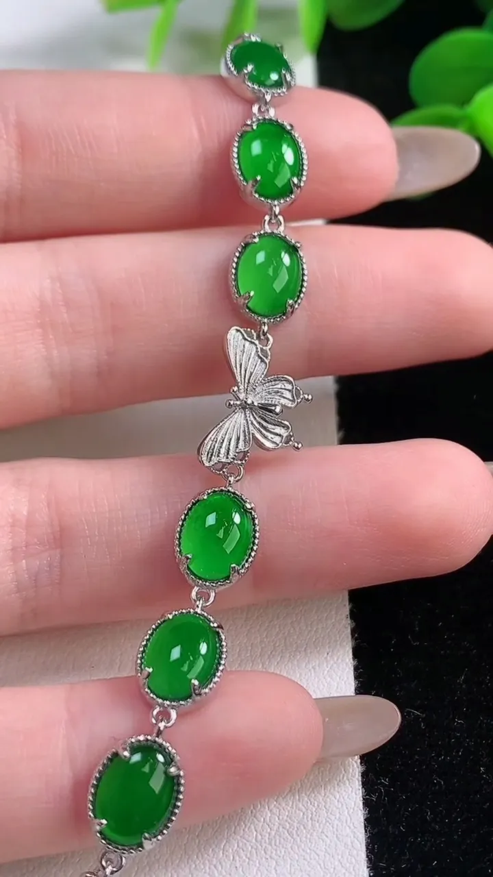 天然A货翡翠蛋面手链，尺寸8-5.5，重量:4.67g
11月19日