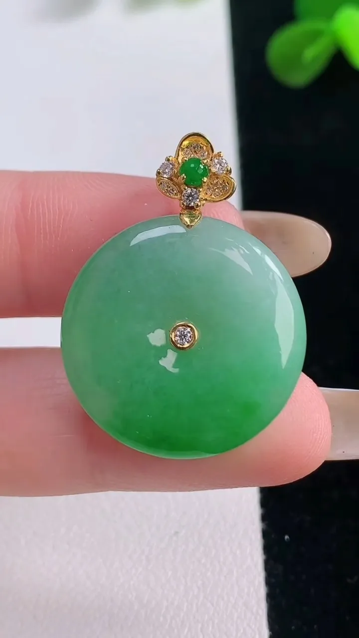 天然A货翡翠平安扣吊坠，尺寸23.7-5.7，重量:8.29g
11月19日