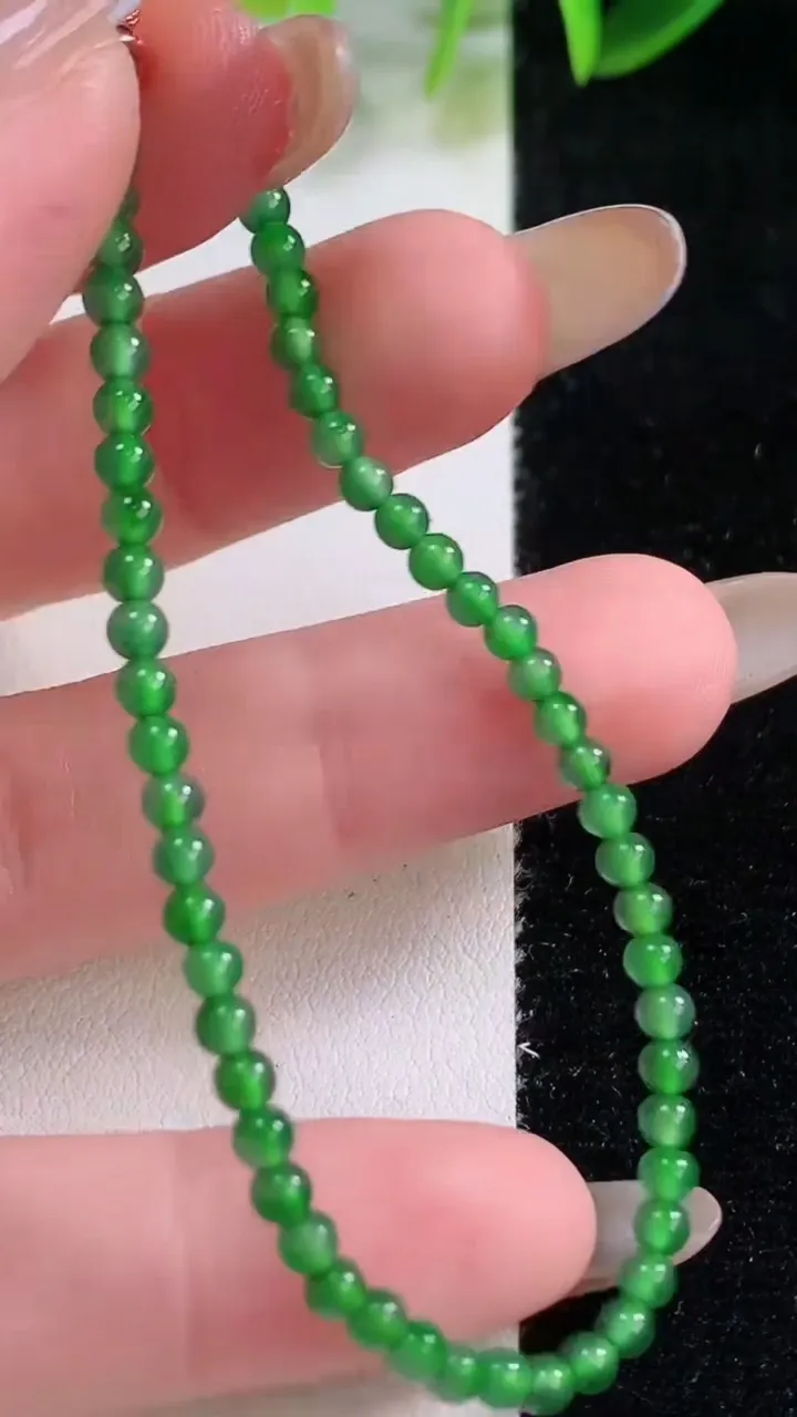 天然A货翡翠小米珠手串，尺寸2.9-58颗，重量:4.40g11月19日
工厂直销收藏佳品,种好水足，色泽均匀，有种有色，上手高大气！