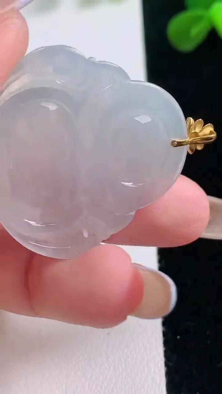 天然A货翡翠种白冰佛公吊坠，尺寸32-34.7-5.7，重量:9.74g
11月19日