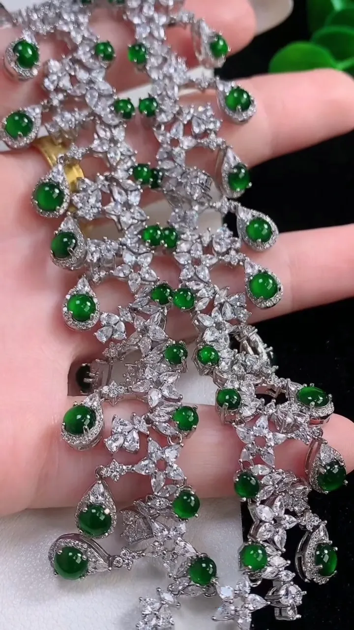 天然A货翡翠蛋面项链，尺寸4.5，重量:39.11g11月19日
工厂直销收藏佳品,种好水足，色泽均匀，有种有色，上手高大气！