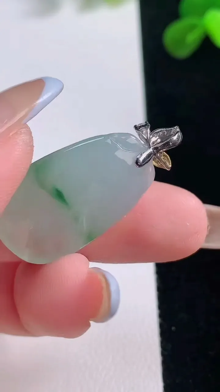 天然A货翡翠福瓜吊坠，尺寸26.7-15.8-7，重量:5.88g
11月19日