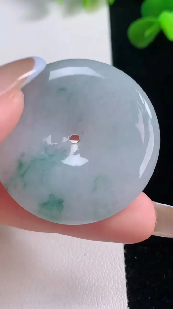 天然A货翡翠飘花平安扣吊坠，尺寸39.6-5.9，重量:15.90g
11月19日