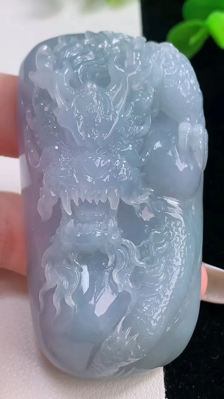 天然A货翡翠紫罗兰龙牌吊坠，尺寸69.2-38.7-19.4，重量:97.97g
11月19日