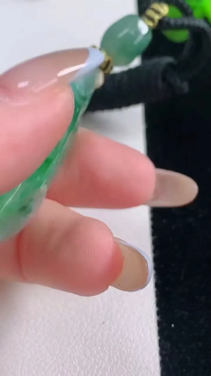 天然A货翡翠无相观音吊坠，尺寸55.4-20.4-11，重量:23.27g
11月19日