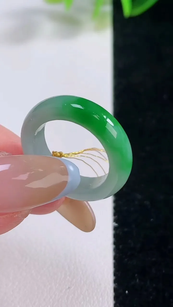 天然A货翡翠指环戒指，尺寸16.5-5.3，重量:3.49g2025年11月19日
工厂直销收藏佳品