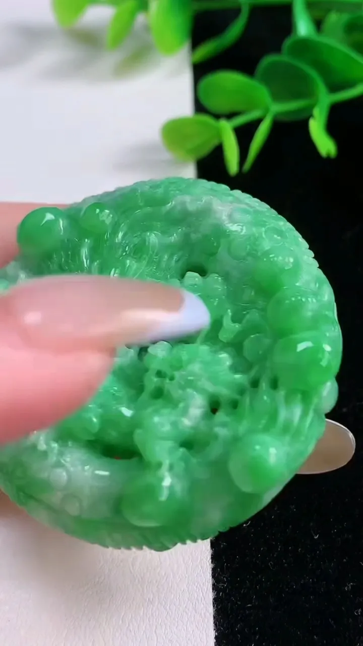 天然A货翡翠龙牌吊坠，尺寸49-13，重:51.90g
11月19日