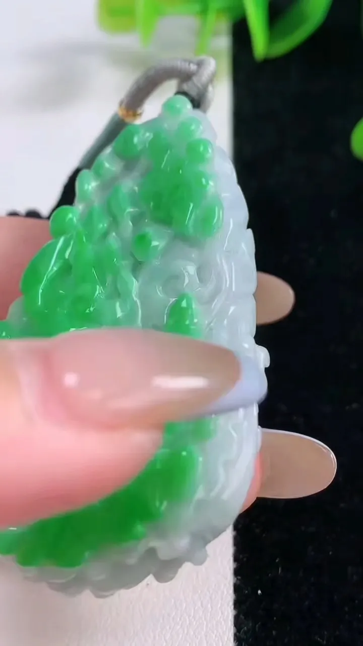 天然A货翡翠白菜吊坠，尺寸576-33.8-16，重量:51.77g
11月19日