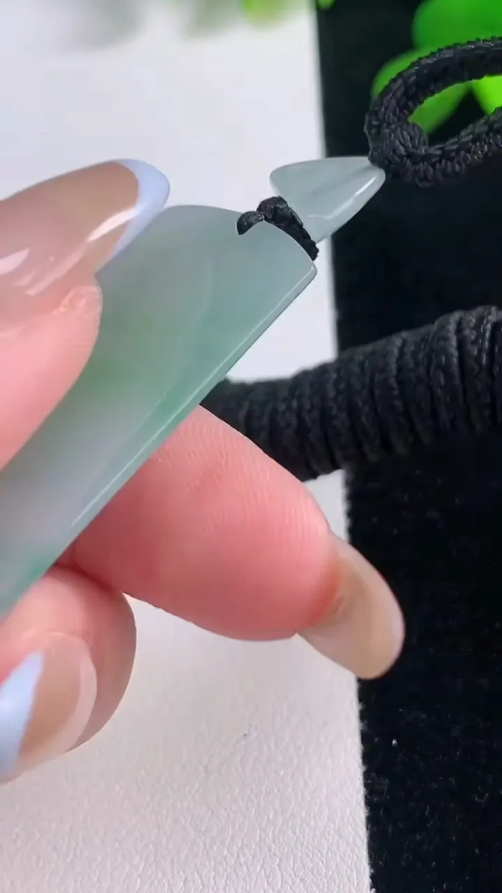 天然A货翡翠仿古无事牌吊坠，尺寸54.7-23-6，重量:21.34g
11月19日