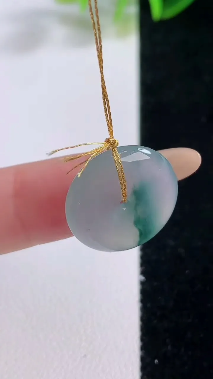 天然A货翡翠冰种飘花平安扣吊坠，尺寸17.7-3.6，重量:2.64g
11月19日