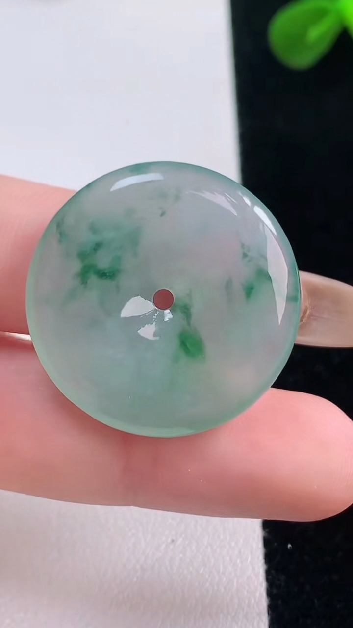 天然A货翡翠冰种飘花平安扣吊坠，尺寸27.2-4.6，重量:7.41g
11月19日