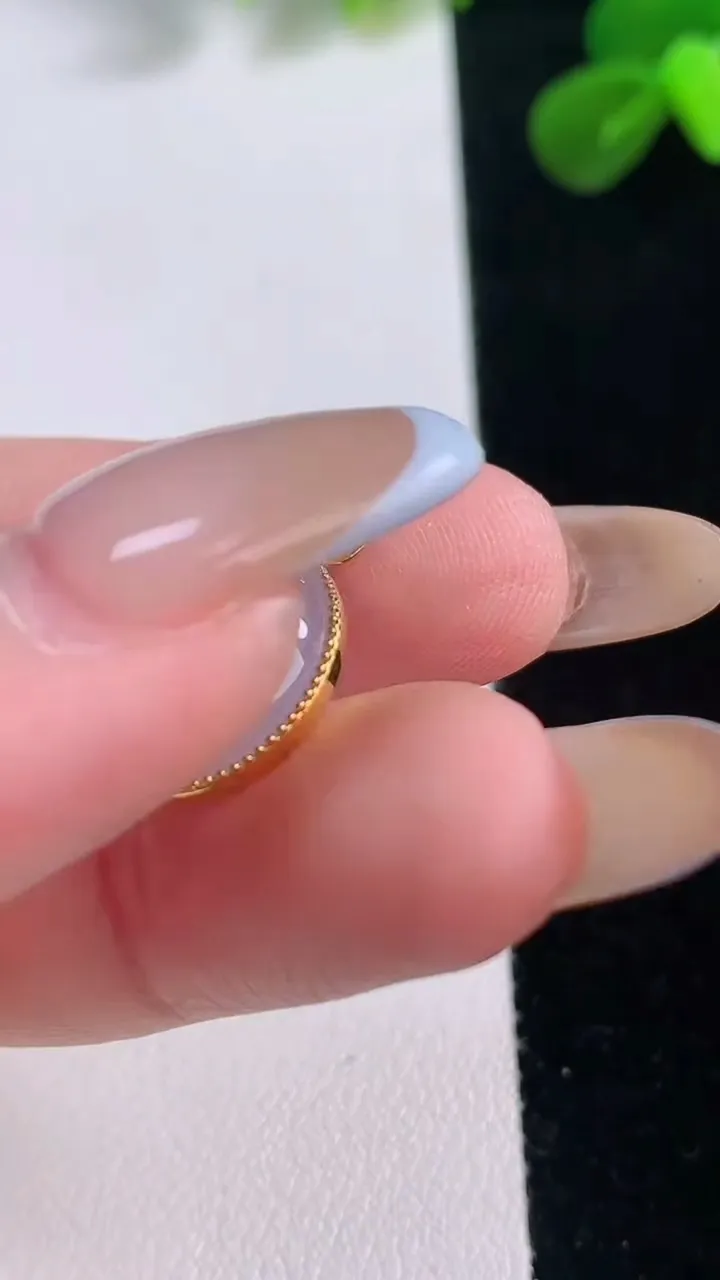 天然A货翡翠18K金紫罗兰蛋面吊坠，尺寸14.5-13.4-8，重量:3.11g
11月19日