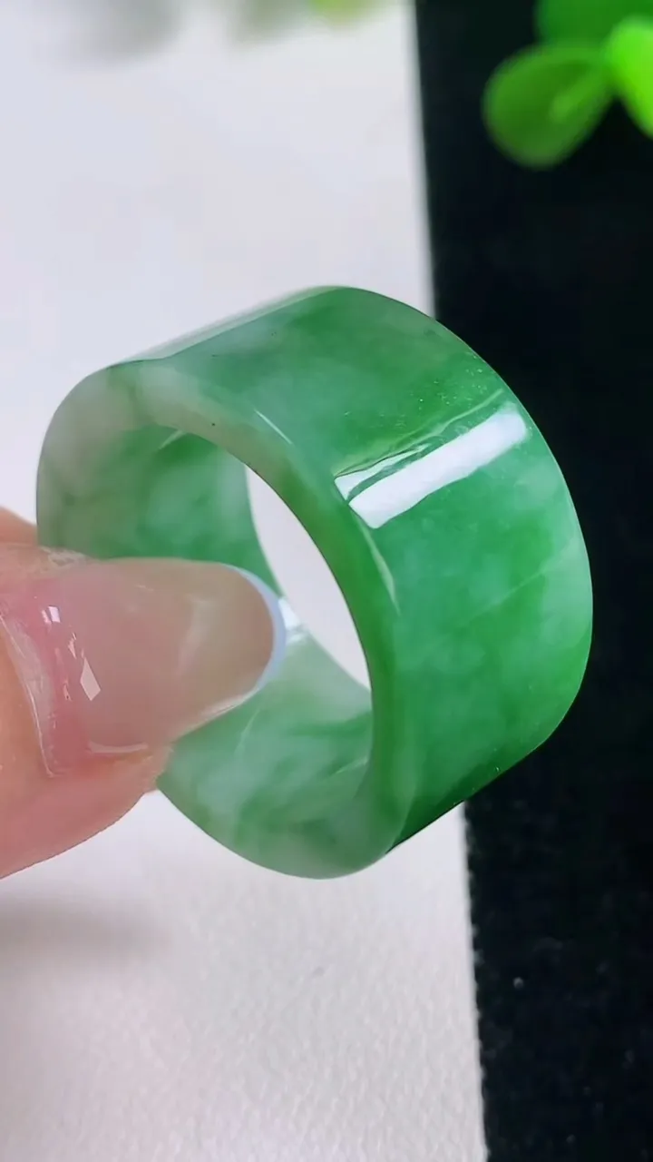 天然A货翡翠指环扳指，尺寸23.5-13.8-3.2，重量:14.11g2025年11月19日
工厂直销收藏佳品,种好水足，色泽均匀，有种有色，上手高大气！