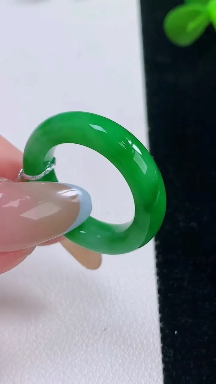 天然A货翡翠指环戒指，尺寸17.5-5-4，重量:4.92g2025年11月19日
工厂直销收藏佳品,种好水足，色泽均匀，有种有色，上手高大气！