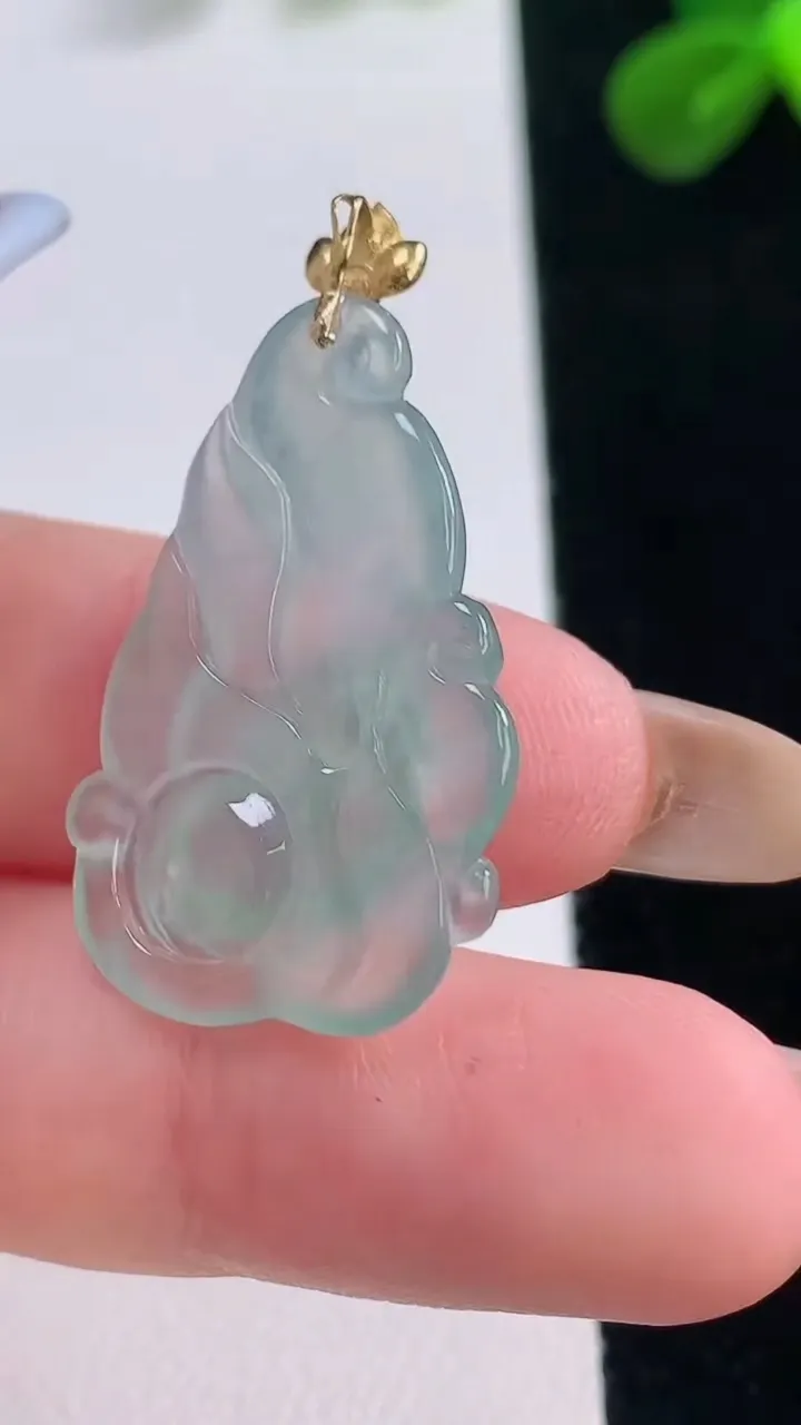 天然A货翡翠九尾狐吊坠，尺寸29.3-28.4-4.9，重量:3.87g
11月19日