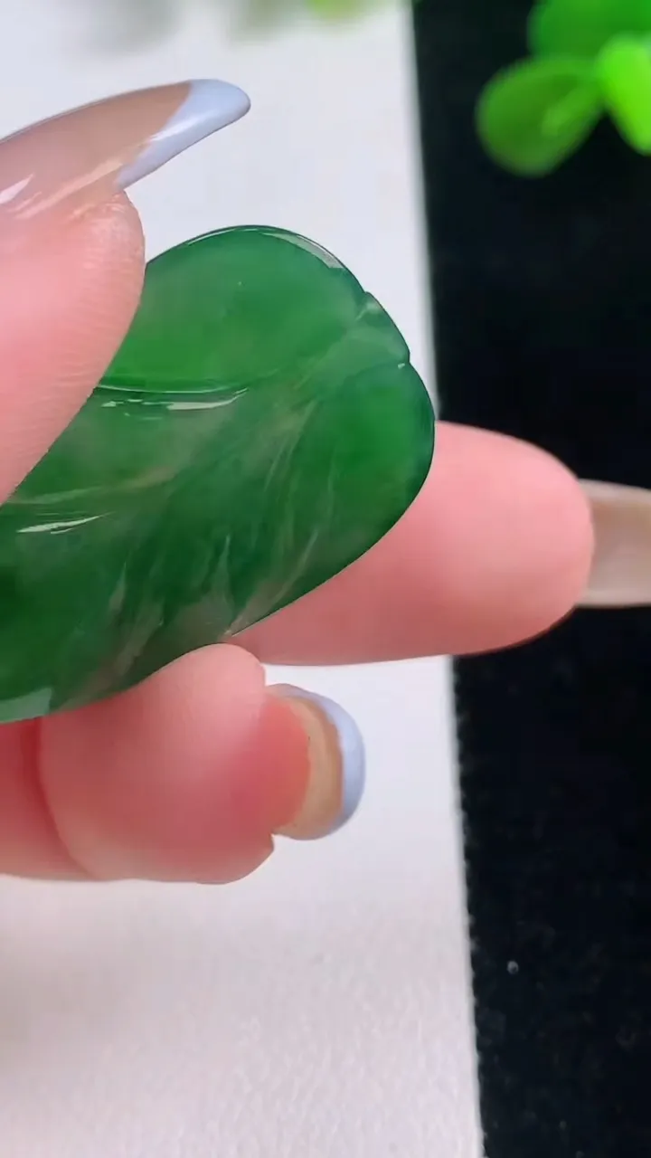 天然A货翡翠金枝玉叶 叶子吊坠，尺寸32.3-20.3-3.5，重量:4.61g
11月19日