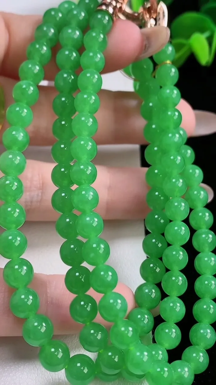 天然A货翡翠圆珠项链，尺寸5.8-100颗，重量:38.49g11月19日
工厂直销收藏佳品,种好水足，色泽均匀，有种有色，上手高大气！