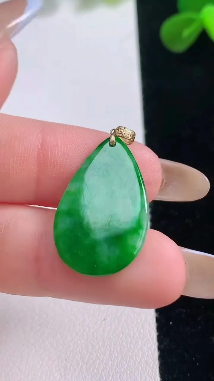 天然A货翡翠水滴吊坠，尺寸24.6-15.4-1.6，重量:1.57g
11月19日