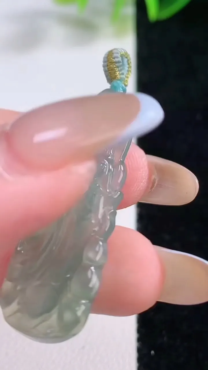 天然A货翡翠观音菩萨吊坠，尺寸38.8-16.5-3.4，重量:4.04g
11月19日