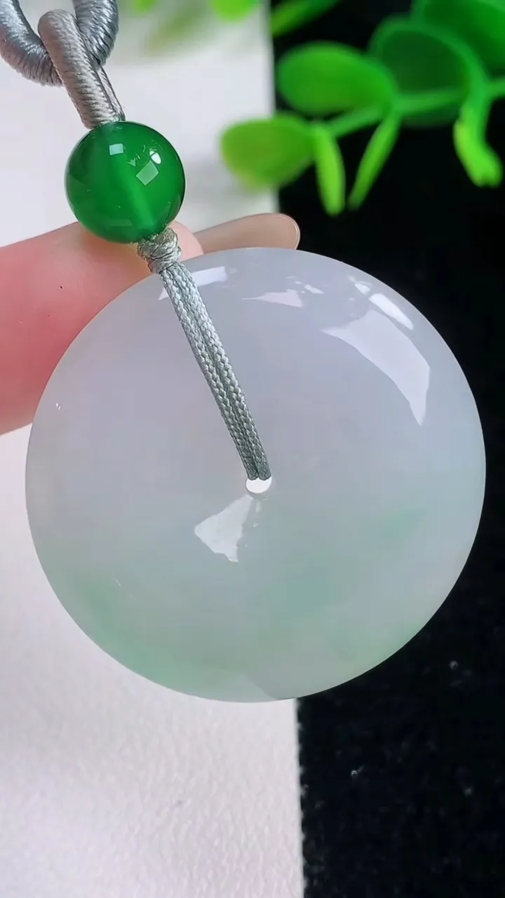 天然A货翡翠平安扣吊坠，尺寸33.6-6.7，重:15.13g
11月19日