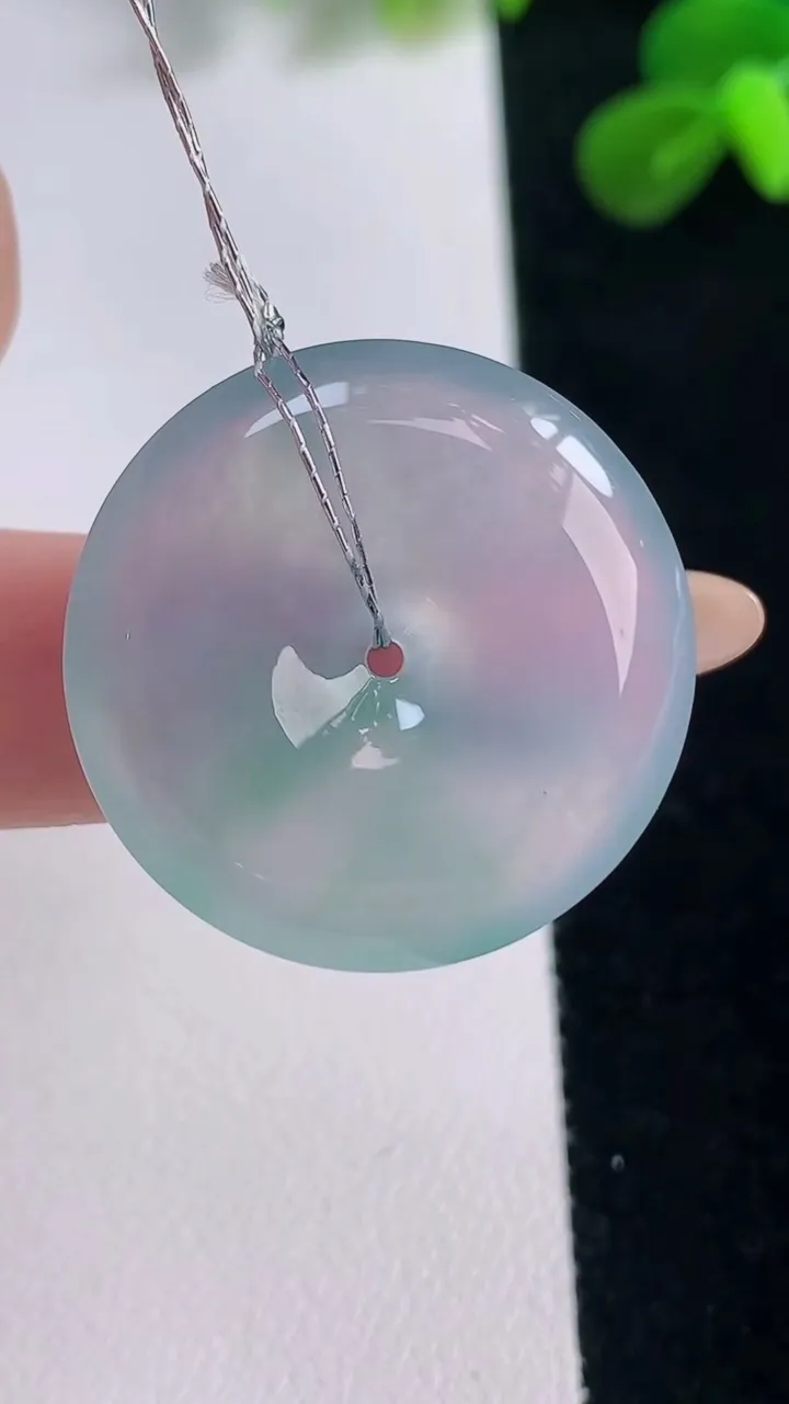 天然A货翡翠平安扣吊坠，尺寸27.4-5.8，重量:8.63g
11月19日