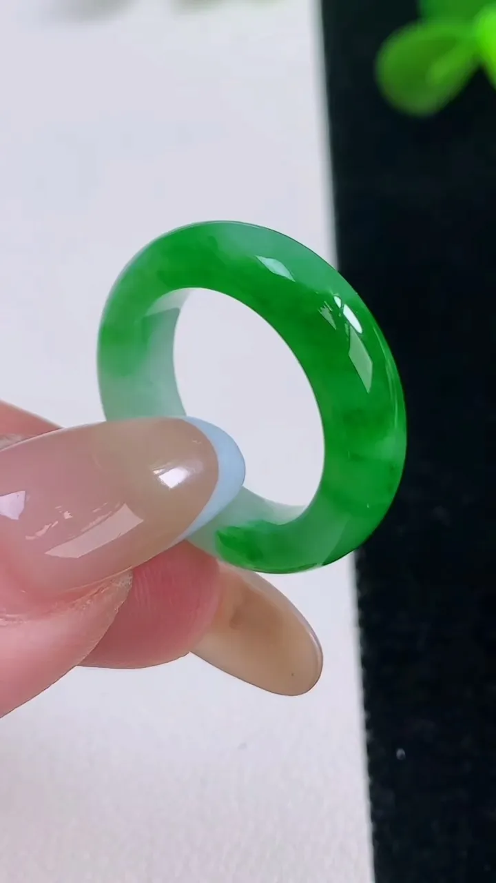 天然A货翡翠指环戒指，尺寸16.5-5.6-3.7，重量:4.16g2025年11月19日
工厂直销收藏佳品,种好水足，色泽均匀，有种有色，上手高大气！