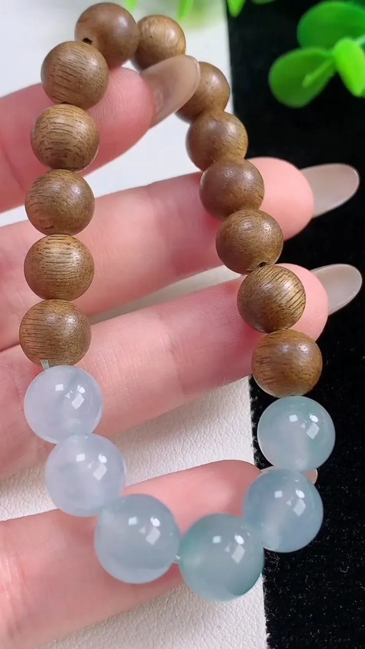 天然A货翡翠种飘花圆珠手串，尺寸9.6，重量:12.00g11月19日
工厂直销收藏佳品,种好水足，色泽均匀，有种有色，上手高大气！