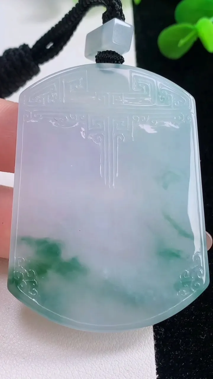 天然A货翡翠种飘花仿古无事牌吊坠，尺寸56.8-42-6，重量:45.75g
11月19日