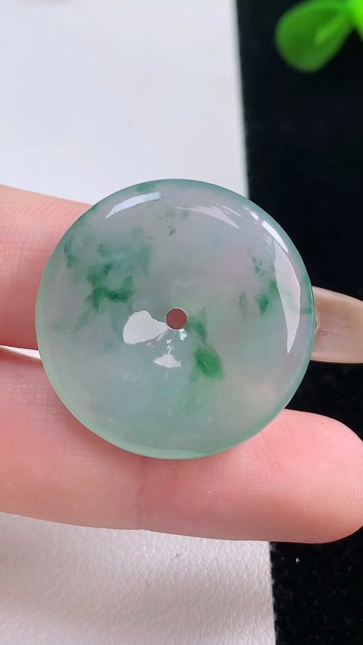 天然A货翡翠冰种飘花平安扣吊坠，尺寸27.2-4.6，重量:7.41g
11月19日