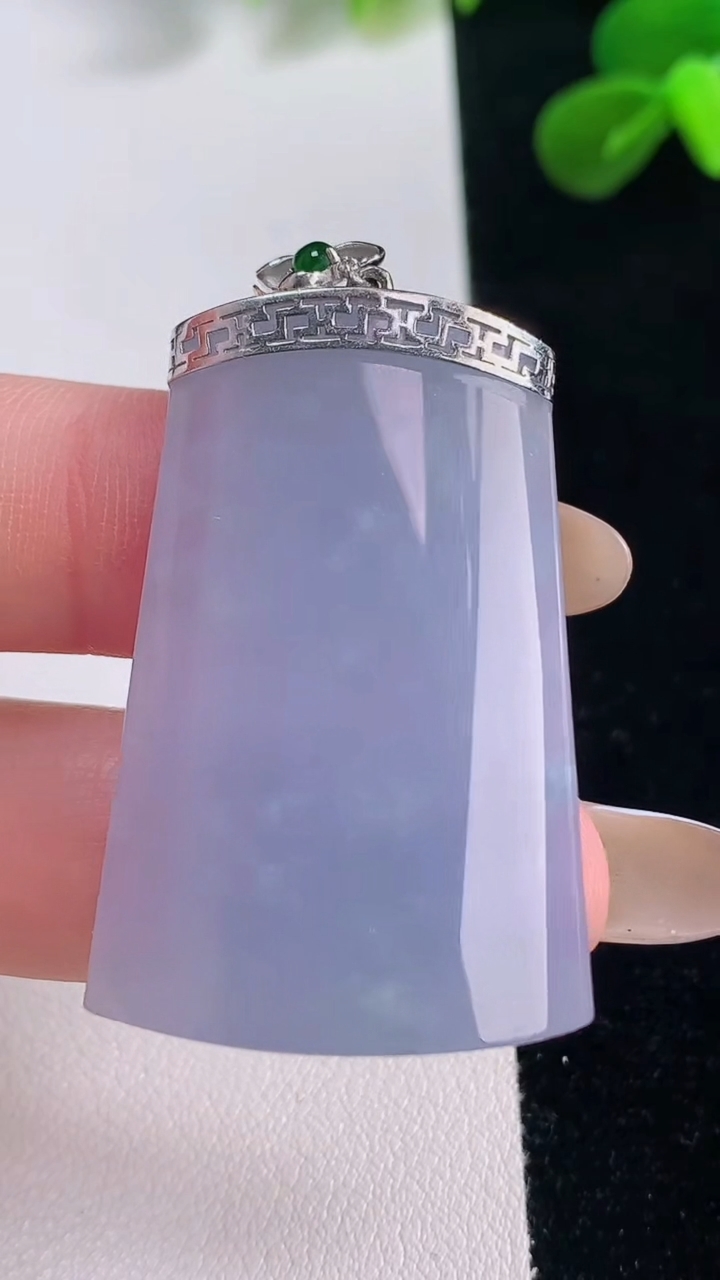 天然A货翡翠18K金紫罗兰无事牌吊坠，尺寸40-25-6.7，重量:16.55g
11月19日