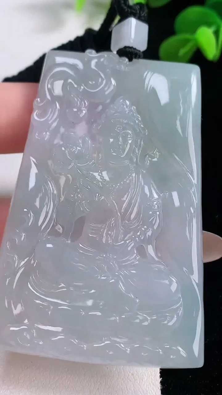 天然A货翡翠大势至菩萨吊坠，尺寸66.6-43-5.9，重量:45.13g
11月19日