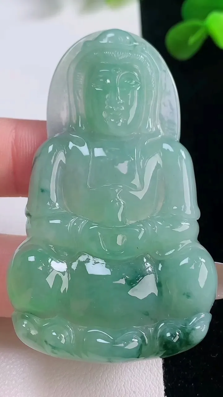 天然A货翡翠观音菩萨吊坠，尺寸62.8-38.2-6，重量:24.62g
11月19日