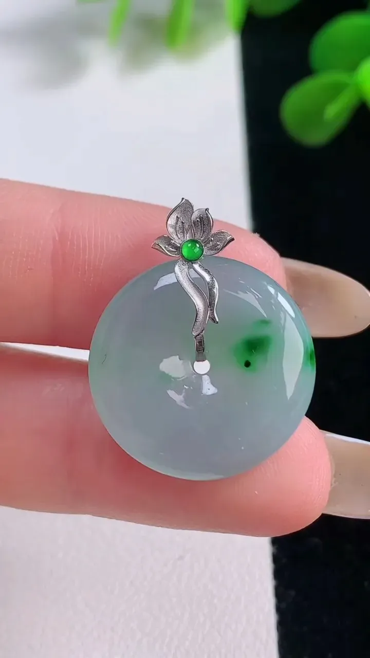 天然A货翡翠平安扣吊坠，尺寸20.7-4.8，重量:4.84g
11月19日