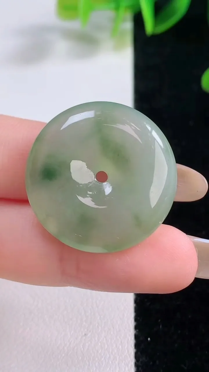 天然A货翡翠平安扣吊坠，尺寸27-6，重量:9.75g
11月19日