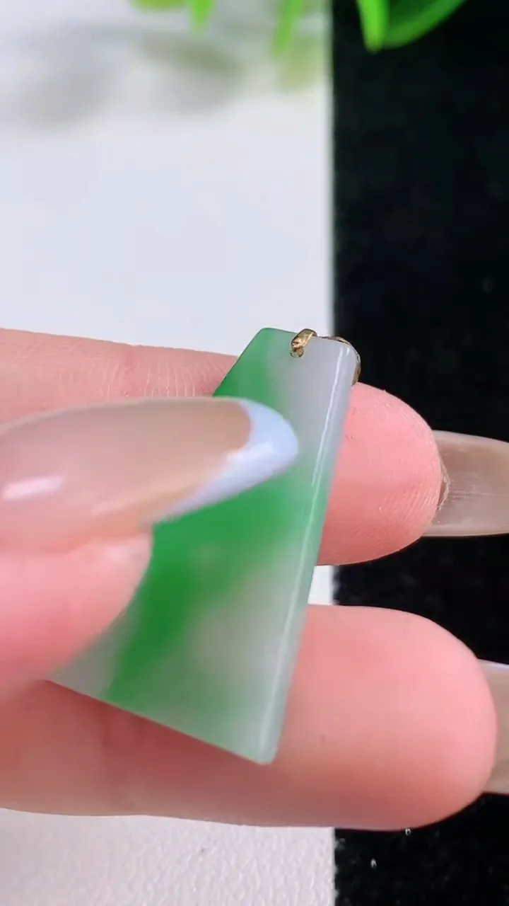 天然A货翡翠无事牌吊坠，尺寸27-18.6-2，重量:2.24g
11月19日