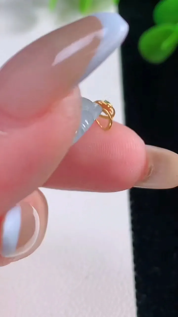 天然A货翡翠种白冰佛公吊坠，尺寸23.2-28-5，重量:5.09g
11月19日