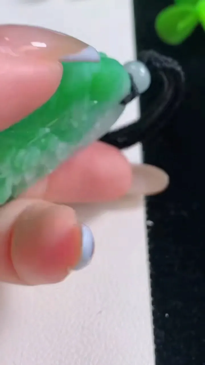 天然A货翡翠山水牌吊坠，尺寸55.5-36.6-9.8，重量:39.88g
11月19日