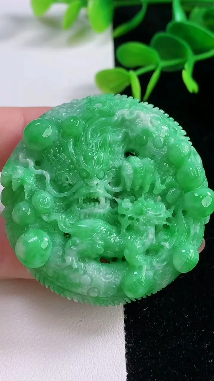 天然A货翡翠龙牌吊坠，尺寸49-13，重:51.90g
11月19日