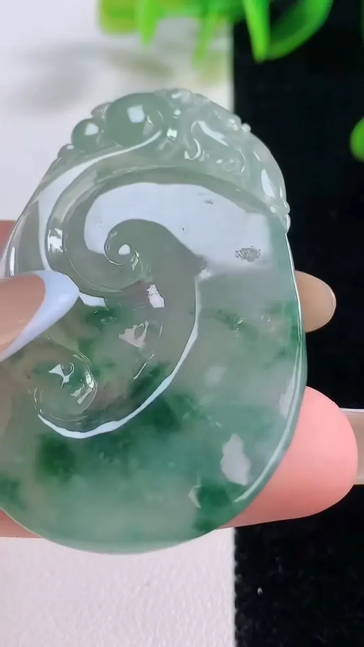 天然A货翡翠冰种飘花如意吊坠，尺寸48.5-32-5，重量:15.83g
11月19日